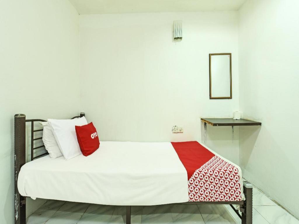 Oyo 90643 Gks Hotel 세렘반 외부 사진