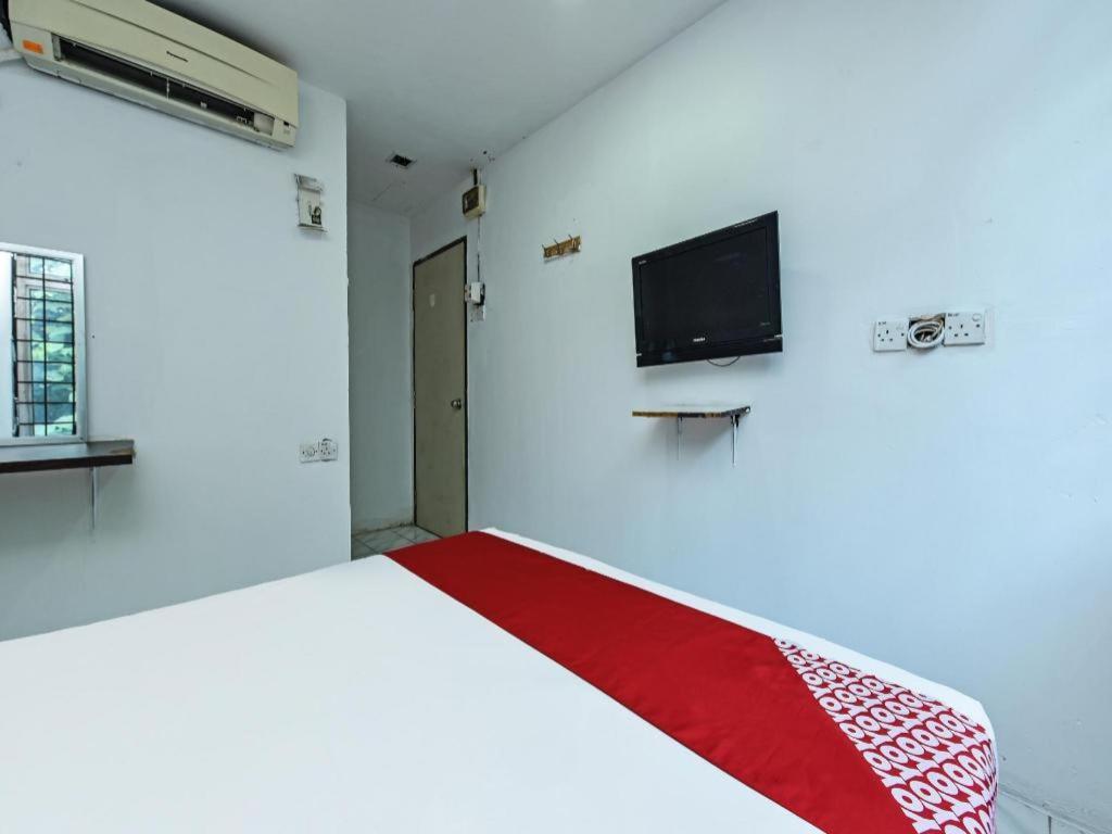 Oyo 90643 Gks Hotel 세렘반 외부 사진