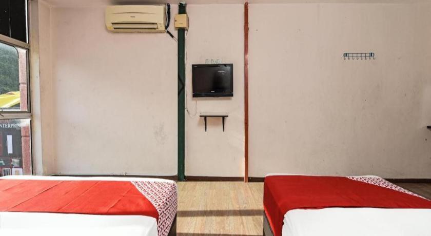 Oyo 90643 Gks Hotel 세렘반 외부 사진